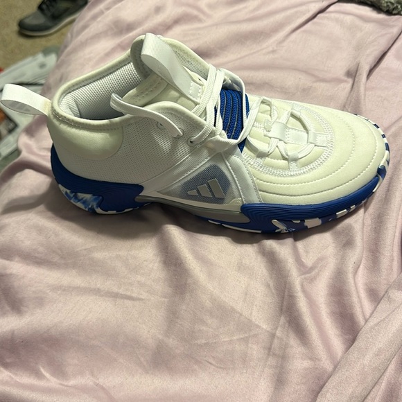 NWT LIGHTWEIGHT Adidas BASKETBALL SHOES WITH PLENTY OF STRUCTURE AND SUPPORT. - Picture 3 of 7